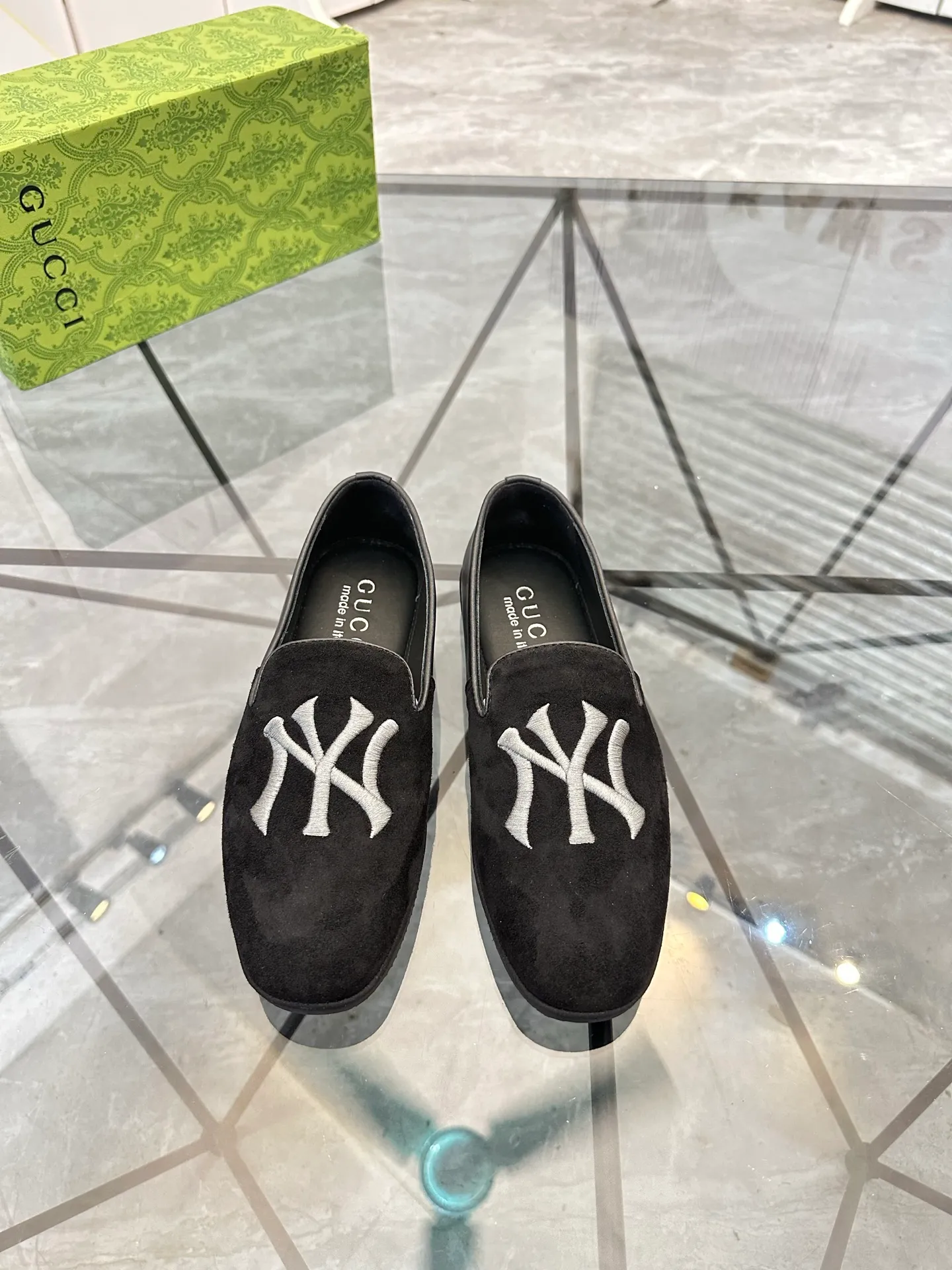 Men's shoes for sale💰: 💰P460¥ Product trademark: Gucci* "Gucci*" slip-on shoes, lazy shoes, regular size: 38-44. (can be customized to 45.) Product materials: imported first-layer nubuck leather upper, water-dyed cowhide lining, original outsole. No.: D301